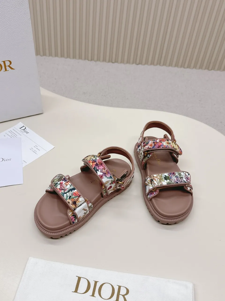 👟👟Ex-factory price 480👟👟 DIOR classic sandals mixed sheepskin DiorAct sandals are fashionable. Paired with an insole that fits the shape of your foot, it's made of exceptionally lightweight and comfortable leather. The upper straps are fastened with Velcro and are decorated with a gold-finish metal "Dior" logo, which complements the style design. These sandals add a modern edge to any look. Fabric: Imported mixed sheepskin Lining: Imported sheepskin Outsole: Original TPU outsole Code number: 35-42 (41 42 customized, non-refundable)